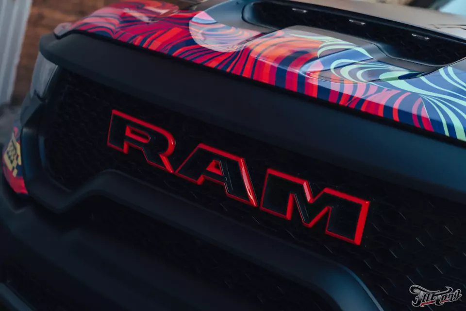 Подготовка RAM TRX для участия в MK Rally 2024: установка тормозной системы Brembo, окрас суппортов, оснащение кузова крышкой и дополнительной розеткой
